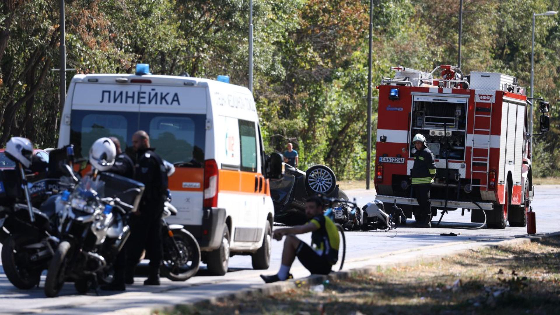 Luogo di incidente stradale — ambulanza, mezzo dei vigili del fuoco e polizia